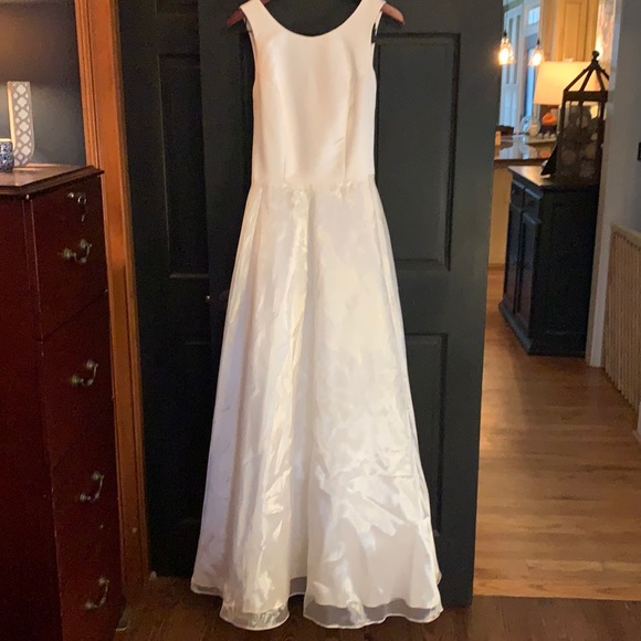 the White House Dresses & Skirts - The White House Beautiful gown 9/10  prom